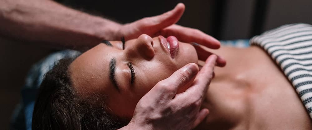 Massage lifting naturel visage